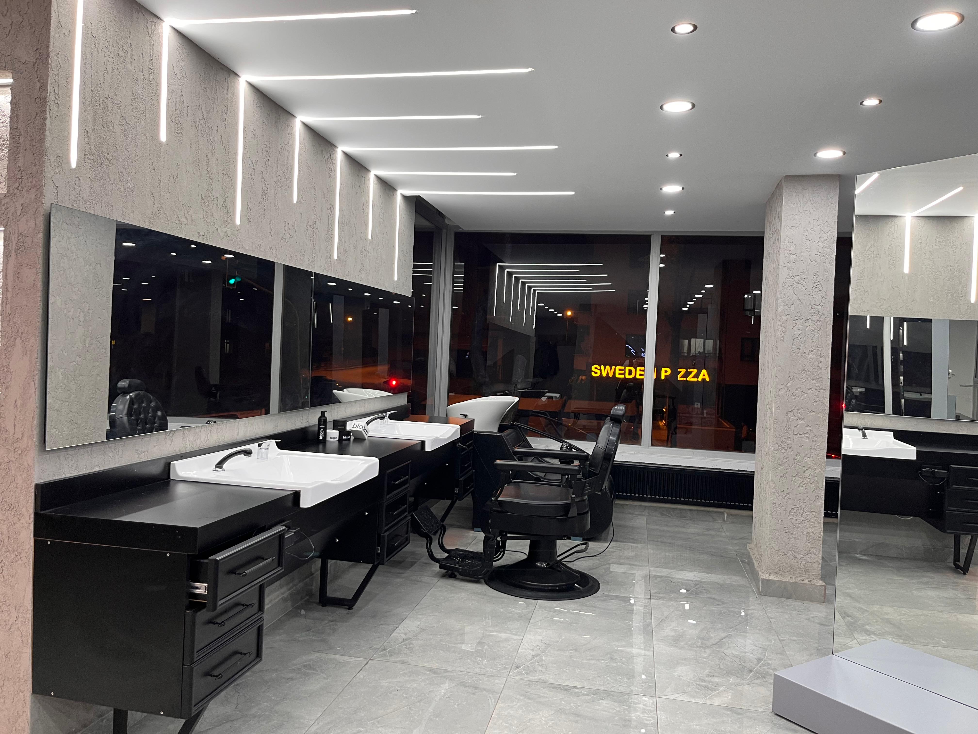 Modern berber salonu iç mekan - Sefa Alış Berber Ankara Etlik, Keçiören, Antares, Yenimahalle. Profesyonel saç kesimi ve sakal tıraşı hizmetleri. LED aydınlatmalı, çağdaş tasarım.