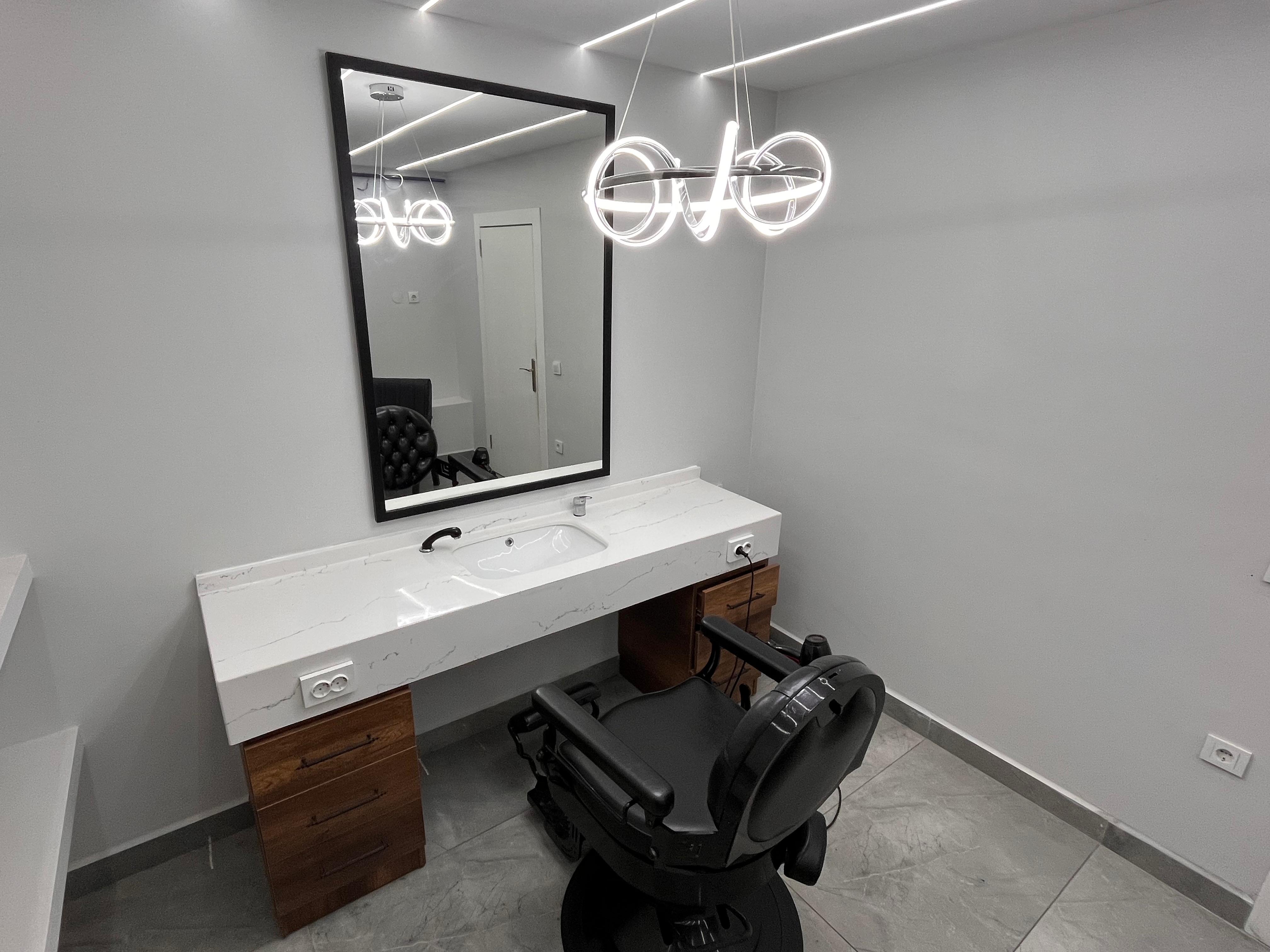 Lüks berber salonu iç mekan - Sefa Alış Berber. Klasik siyah berber koltukları, büyük aynalar, modern LED aydınlatma. Ankara'da profesyonel erkek kuaförlük hizmetleri.