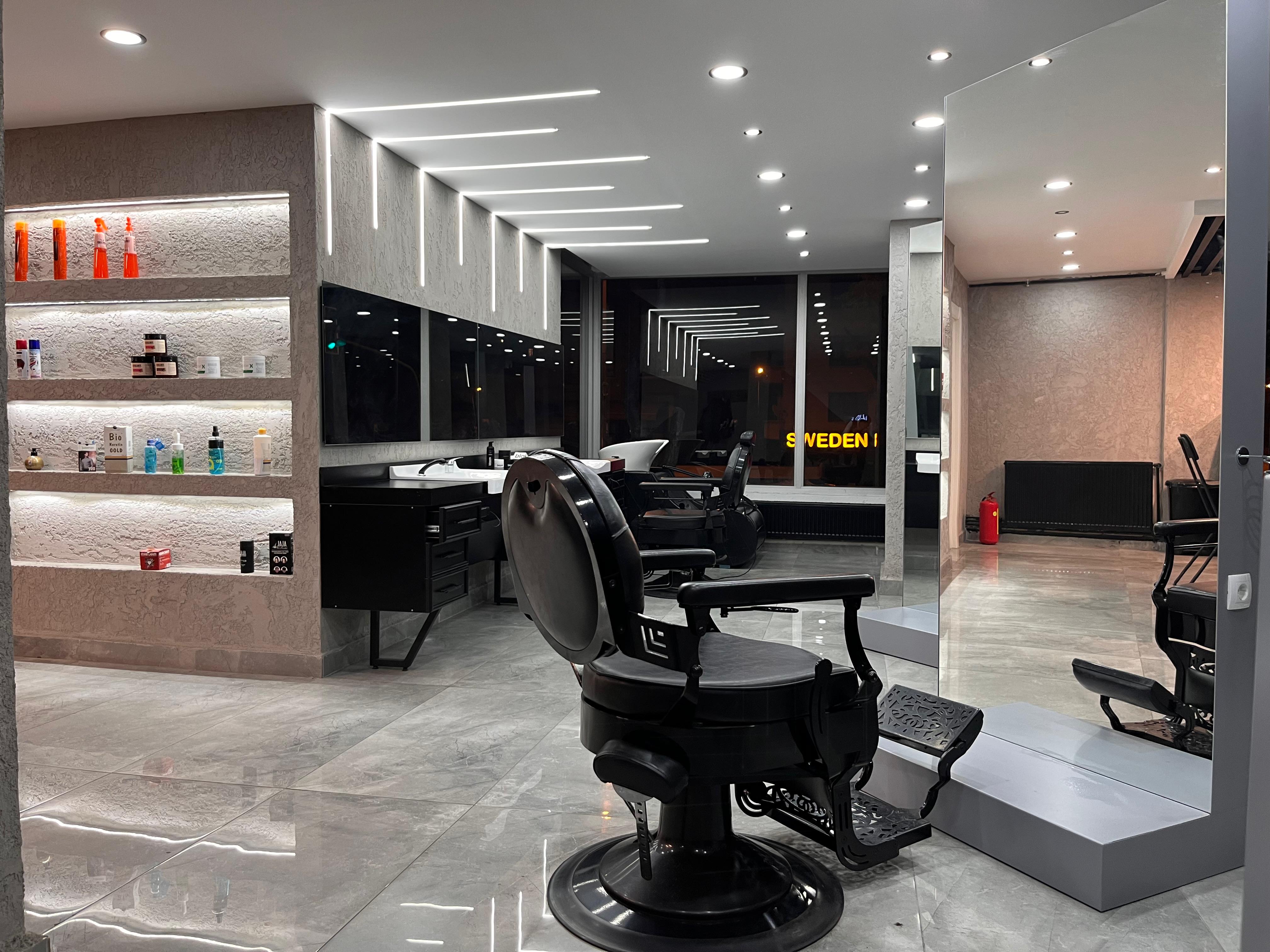 Profesyonel berber istasyonu - Sefa Alış Berber. Büyük aynalar, siyah berber koltukları, entegre lavabolar. Ankara Etlik, Keçiören, Antares, Yenimahalle bölgelerinde.