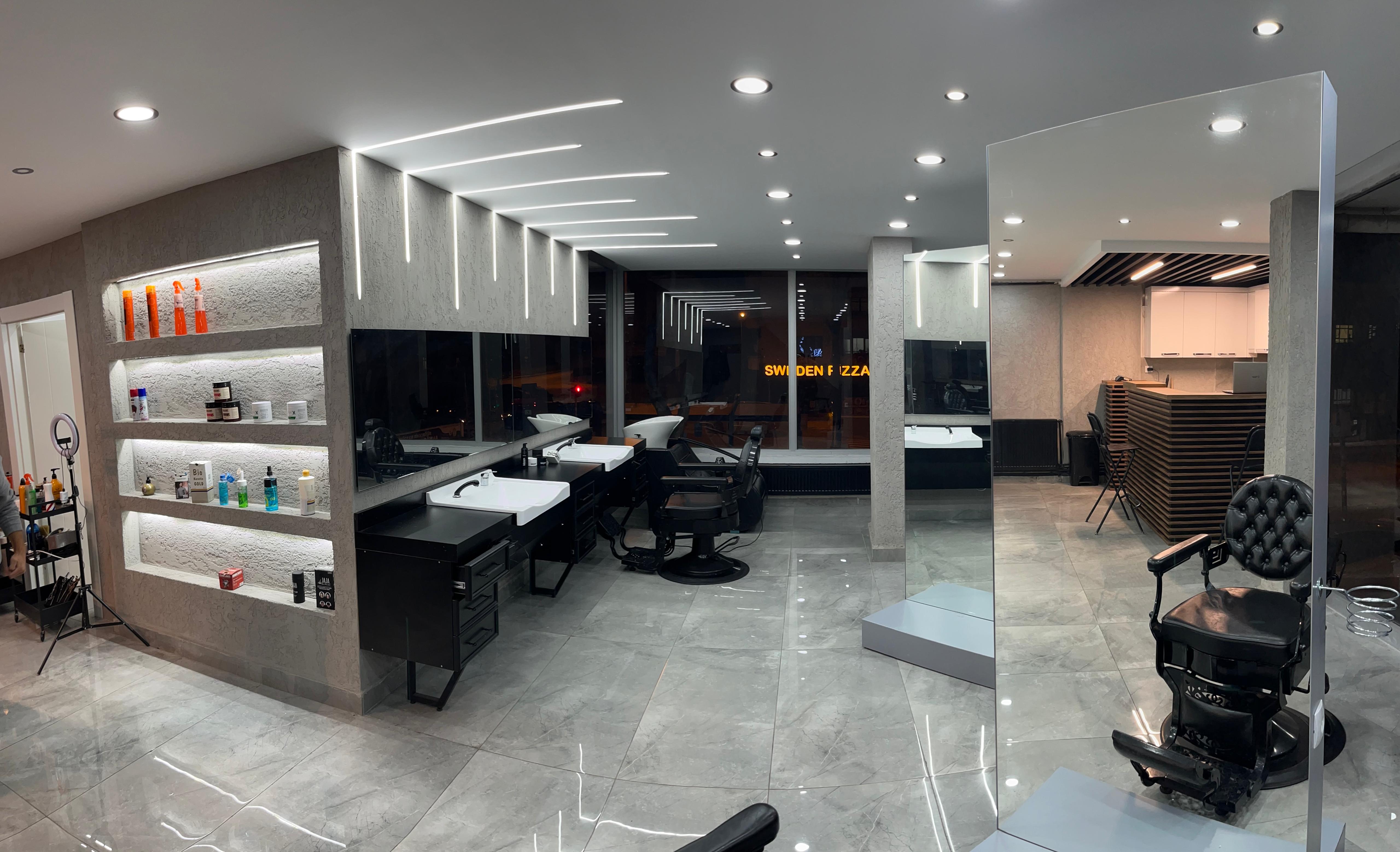 Modern berber salonu iç mekan - Sefa Alış Berber. Çağdaş tasarım, LED aydınlatma, temiz ve profesyonel ortam. Ankara'da kaliteli erkek kuaförlük hizmetleri.